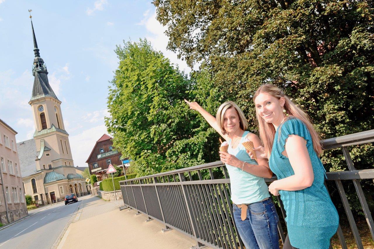 von der Spreebrücke sieht man die Kirche besonders gut