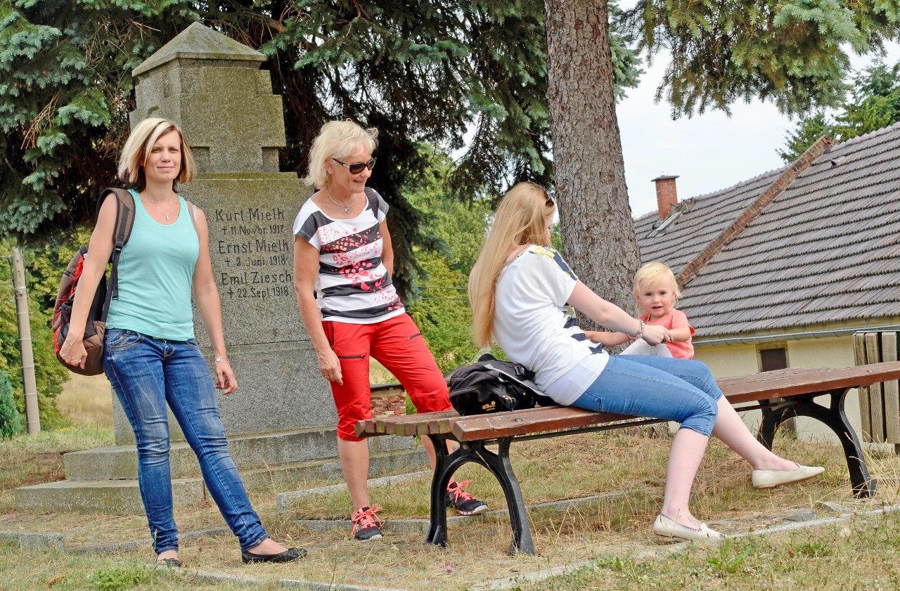 Cosul Rast am Denkmal